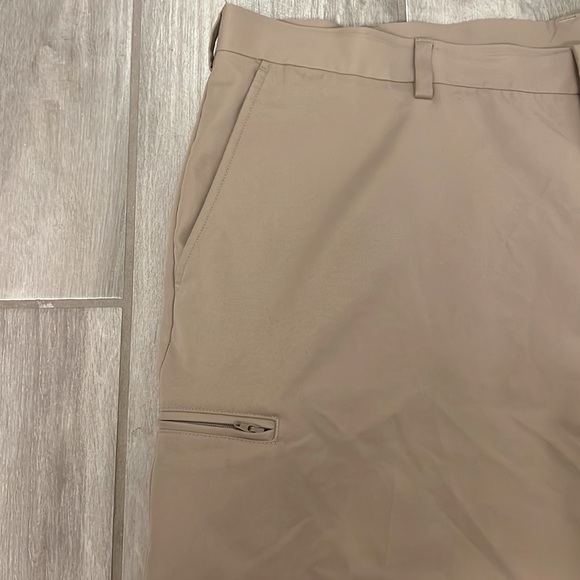 GRAND SLAM Mens 42" Tan Khaki Shorts Golf Pleated Microfiber Zip Pocket - Picture 2 of 4